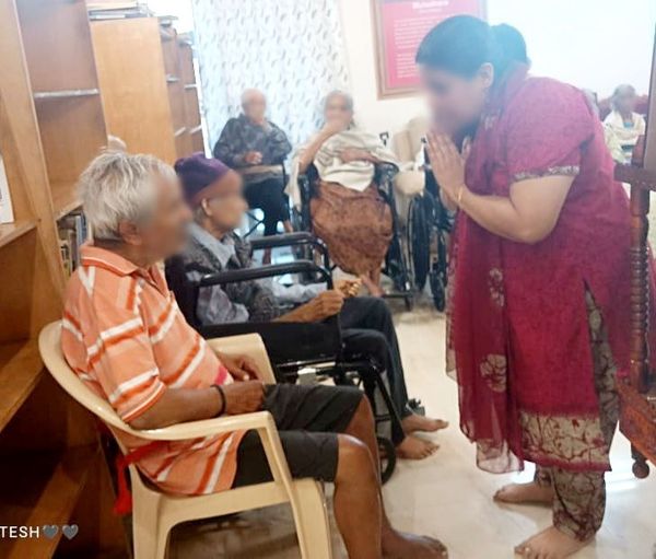 Team member interacting with elders in the common room