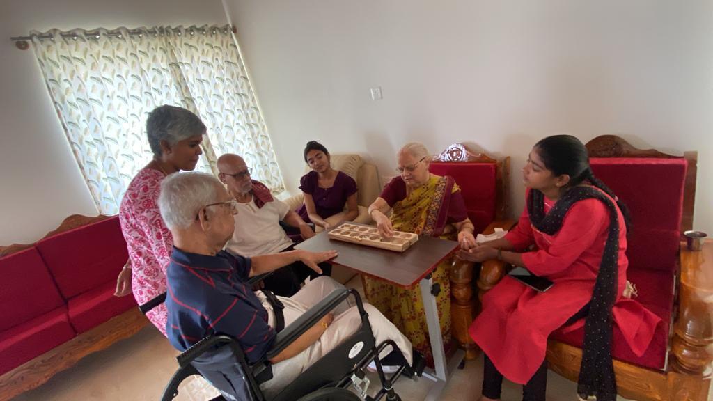 Family‑like discussion with elders and staff